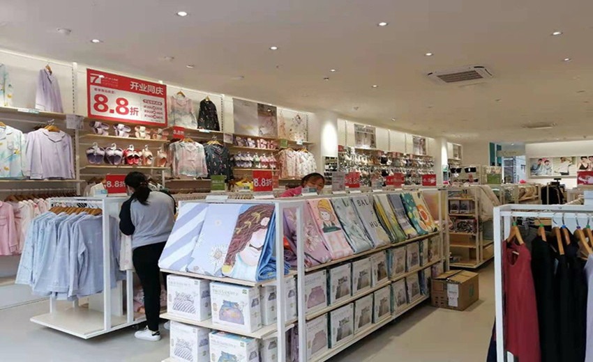 上海装修设计：200平家访服装店装潢设计图