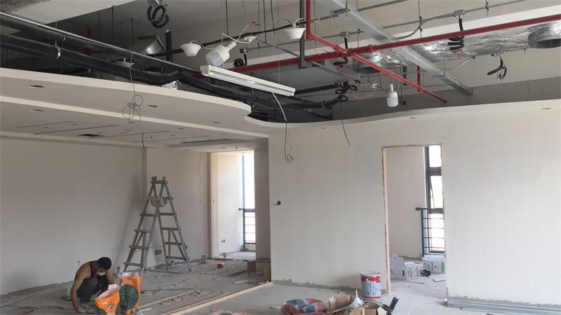 徐汇普天信息科技园办公室吊顶施工中,第2张