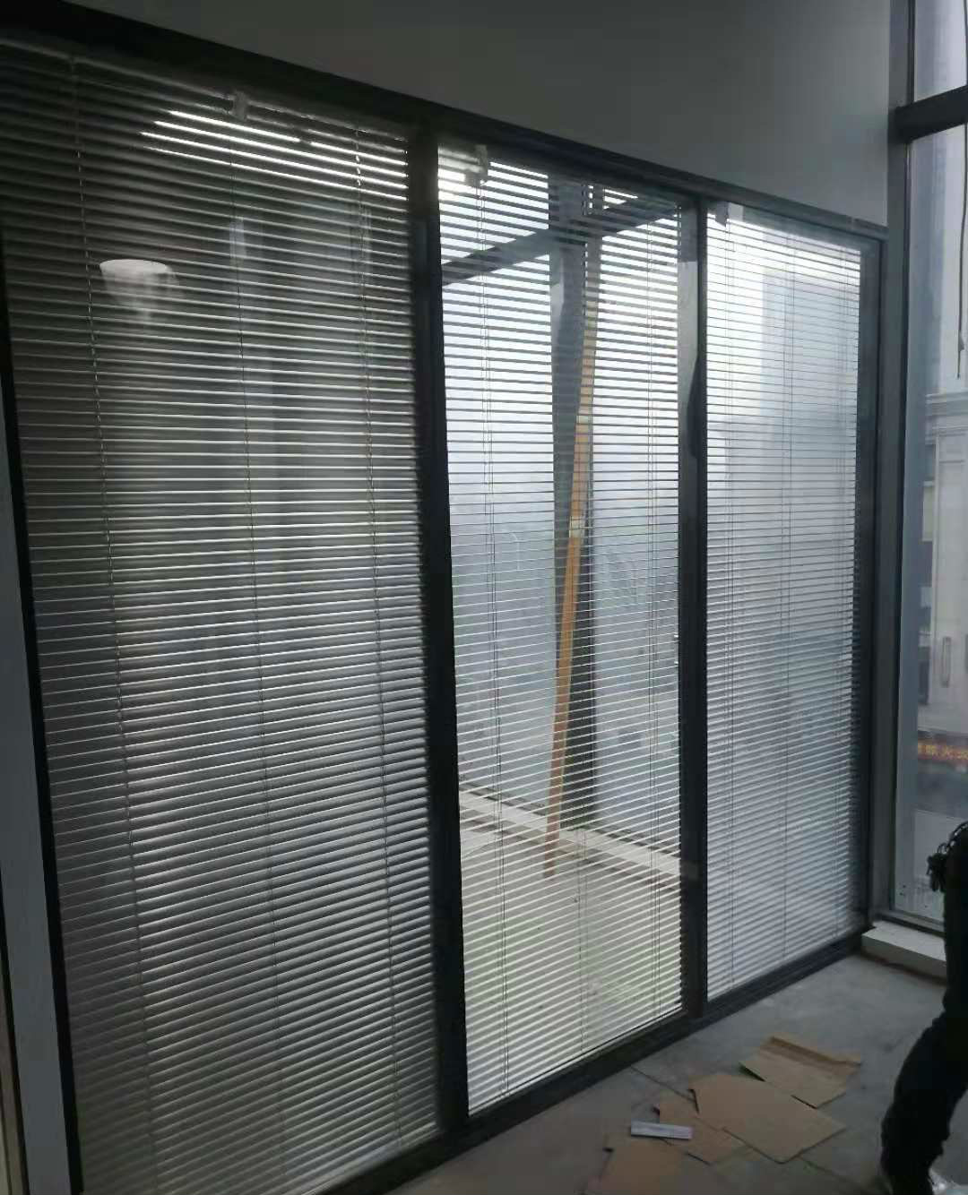 浦东新区中新传媒大厦办公室之隔断安装装修,第1张