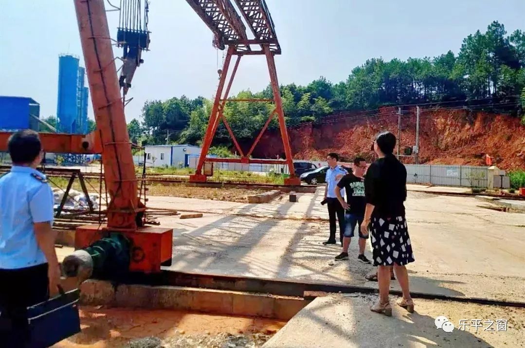 厨房吊顶装修效果图欣赏（让你的厨房瞬间变身高级餐厅）,厨房吊顶装修效果图欣赏（让你的厨房瞬间变身高级餐厅）,第1张