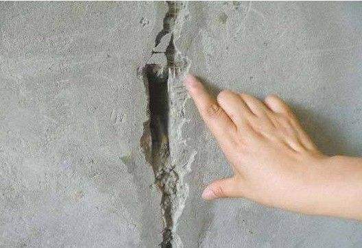 墙皮开裂翘起怎么自己修补？一招教你搞定,墙皮开裂翘起怎么自己修补？一招教你搞定,第1张