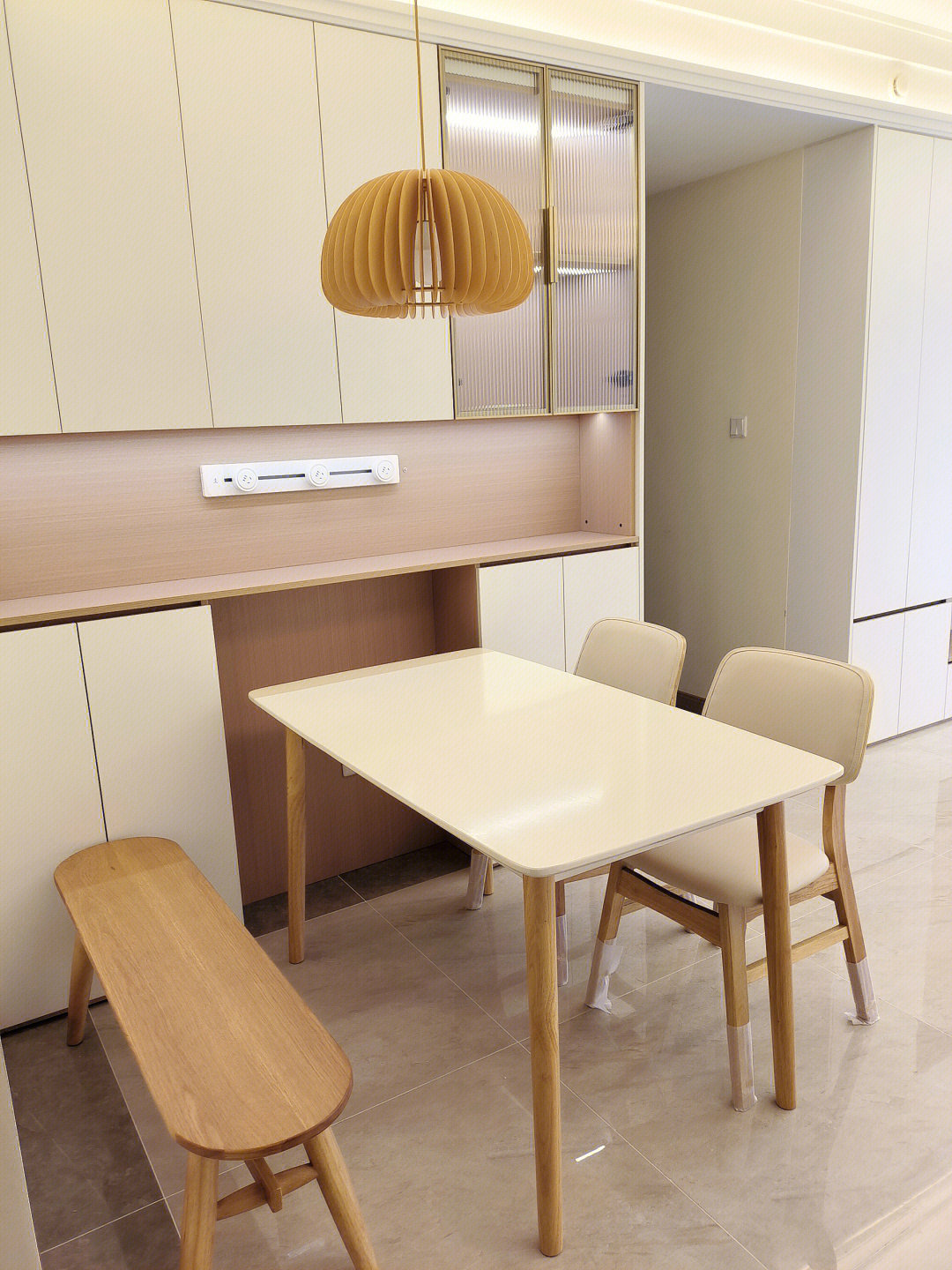 吃饭桌子的选择与搭配(让你的餐桌变得更有格调),第2张 吃饭桌子的选择与搭配(让你的餐桌变得更有格调),吃饭桌子的选择与搭配(让你的餐桌变得更有格调),第2张